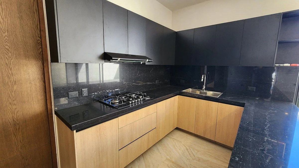 Cocina de la casa en Dzityá con carpintería, parrilla y campana