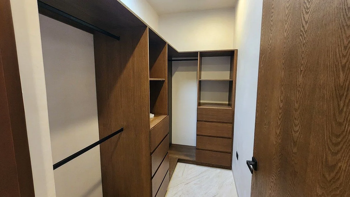 Vestidor con carpintería de la casa en Dzityá