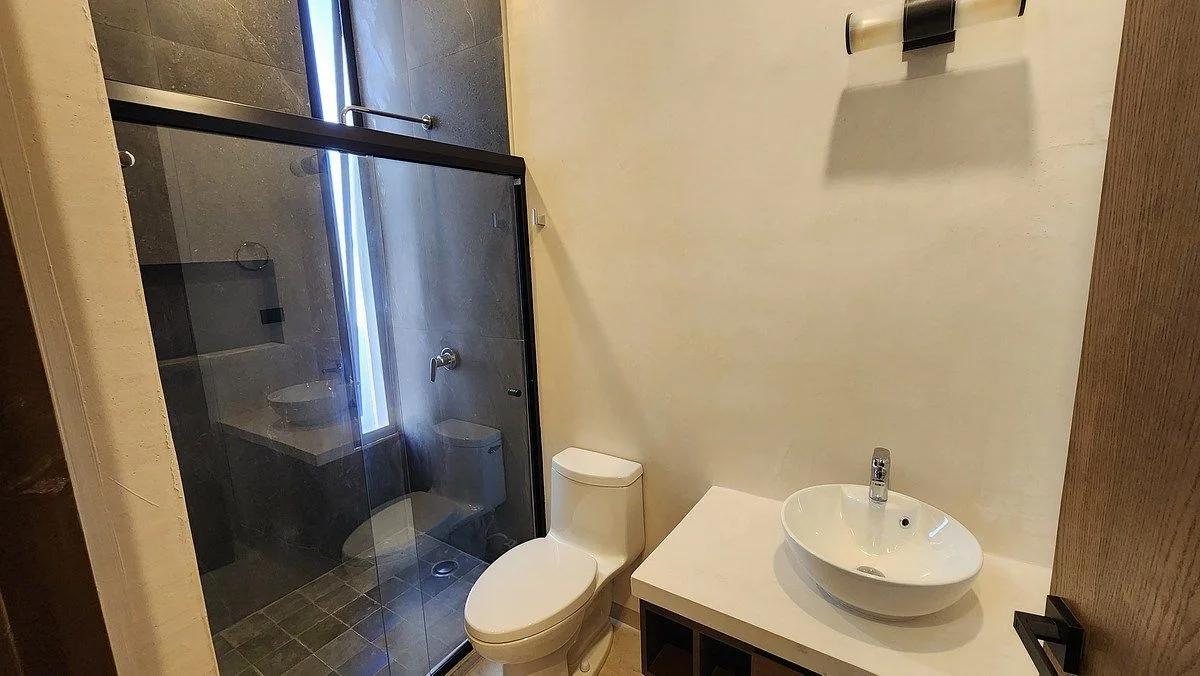 Baño con cancel de cristal de la propiedad WO2870