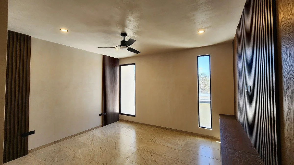 Vista interior con ventanas y ventilador de techo en Dzityá